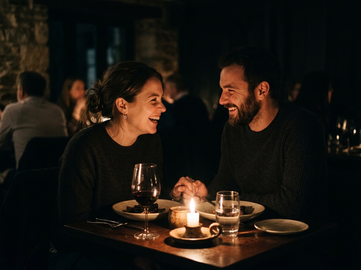 Een tafel in mysterieus licht